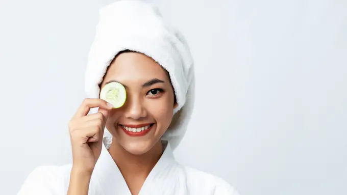 Tiba-Tiba Mengalami Mata Panda atau Bengkak Usai Bangun Tidur? Manfaatkan Timun di Rumah untuk Mengatasinya