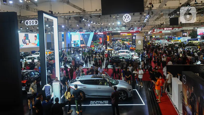 Pengunjung Padati Pameran Otomotif GIIAS 2023