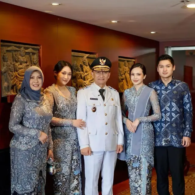 Potret 6 Artis Dampingi Ayah di Acara Pelantikan, Asila Maisa Tampil Memesona
