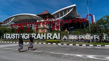 Dua penjaga keamanan tradisional Bali, yang secara lokal dikenal sebagai Pecalang, berpatroli selama Hari Raya Nyepi Tahun Baru Saka 1945 di luar bandara internasional Ngurah Rai di Badung di pulau resor Bali pada 22 Maret 2023. (AFP/DICKY BISINGLASI)