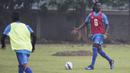 Bek asing Semen Padang, Mohamadou Alhadji, berlatih jelang laga final Piala Jenderal Sudirman melawan Mitra Kukar di Lapangan Sutasom, Jakarta, Jumat (22/1/2016). (Bola.com/Vitalis Yogi Trisna)