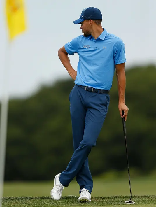 Stephen Curry sebelum memukul bola keempat belas saat bertanding di Ellie Mae Classic di TCP Stonebrae di Hayward, California (3/8). Ini merupakan debut golf profesional Pebasket 29 tahun yang menjuarai MVP dua kali. (Lachlan Cunningham/Getty Images/AFP)