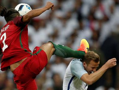  Bek Portugal, Bruno Alves, melanggar striker Inggris, Harry Kane, dalam laga persahabatan di Stadion Wembley, London, Kamis (2/6/2016). (AFP/Adrian Dennis)