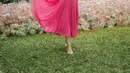 Dress berpotongan A-line dengan bahan flowy warna pink cerah sempurna untuk para bumil. [@jscmila]