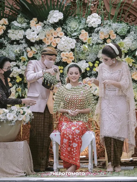 Usai permohonan maaf dan izin kepada orangtua, prosesi siraman pun dimulai dengan menggunakan air yang berasal dari tujuh sumber. Setelah itu, Anang Hermansyah menggendong Aurel Hermansyah terakhir kalinya, sebagai tanda melepas sang anak menjadi istri. (Instagram/aurelie.hermansyah)