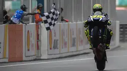 Dalam lomba yang berlangsung dalam kondisi basah itu, Rossi finis kedua dan Lorenzo ketiga. (AFP/Mohd Rasfan)