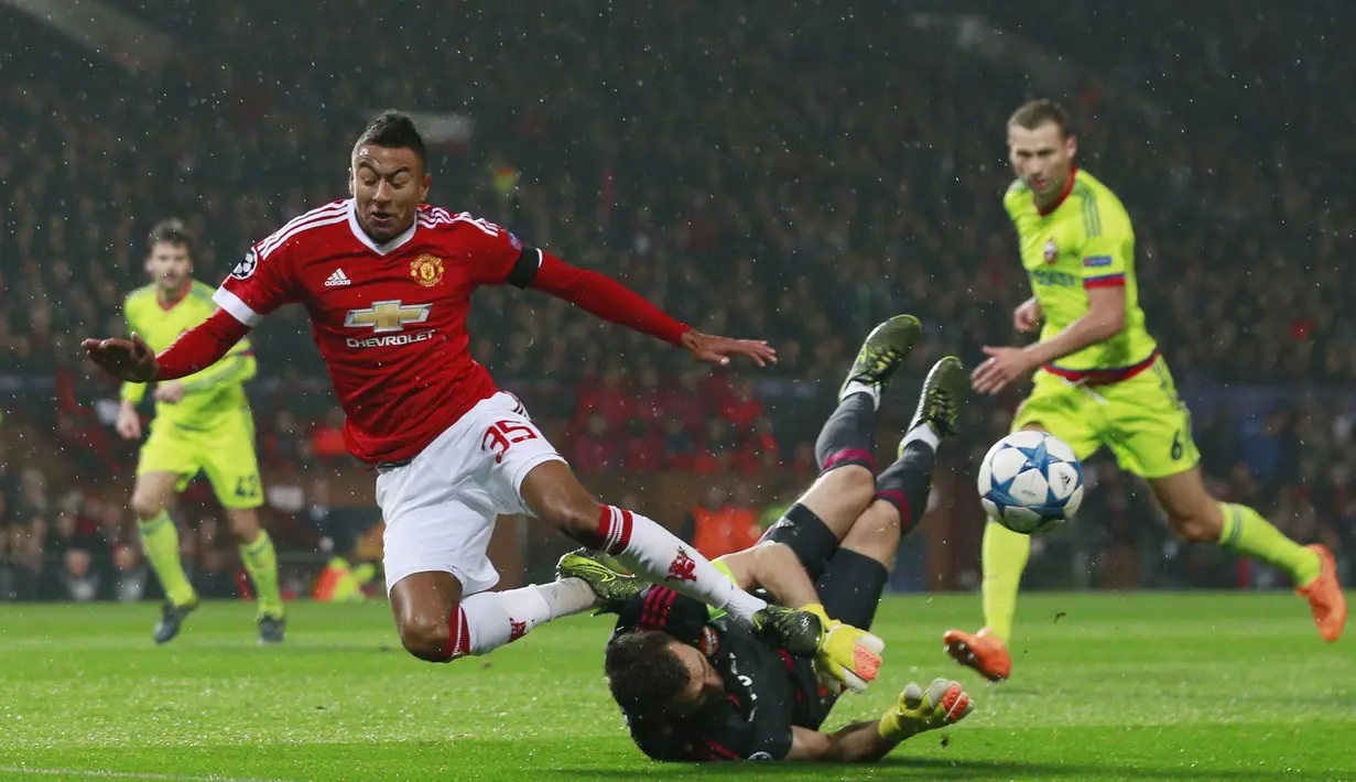 Pemain Manchester United Jesse Lingard berebut bola dengan kiper CSKA Moscow Igor Akinfeev pada lanjutan Liga Champion Grup B di Stadion Old Trafford, Manchester, Inggris , Rabu(4/11/2015) dini hari. (Action Images via Reuters / Jason Cairnduff)