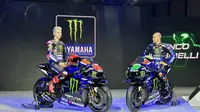 Pembalap Yamaha Monster Energy, Fabio Quartararo, menyambut antusias penggunaan livery anyar pada MotoGP 2023, yang dilincurkan di Jakarta, Selasa (17/1/2023). (Bola.com/Zulfirdaus Harahap)