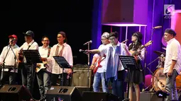 Penampilan grup musik Elek Yo Band yang beranggotakan para menteri Kabinet Kerja Jokowi-JK di Java Jazz Festival 2018, di JIExpo Kemayoran, Jumat (02/3). Mereka tampil dengan lantunan lagu pertama  "Dia" karya Anji. (Liputan6.com/Pool/Joan)