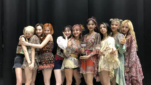 Twice (Twitter/ JYPETWICE)