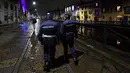 JAM MALAM DI ITALIA: Polisi berpatroli di sebuah jalan di tengah lonjakan infeksi coronavirus baru di Milan, Italia (22/10/2020). Jam malam diberlakukan terhadap lebih dari 21,7 juta warga Italia, yang mencakup sepertiga dari populasi negara itu di tengah lonjakan COVID-19. (Xinhua/Daniele Mascolo)