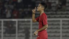 Gelandang Indonesia U-16, Marselino Ferdinan, merayakan gol yang dicetaknya ke gawang Kepulauan Mariana Utara pada laga Kualifikasi Piala AFC U-16 2020 di Stadion Madya, Jakarta, Rabu (18/9). Indonesia menang 15-1. (Bola.com/Yoppy Renato)