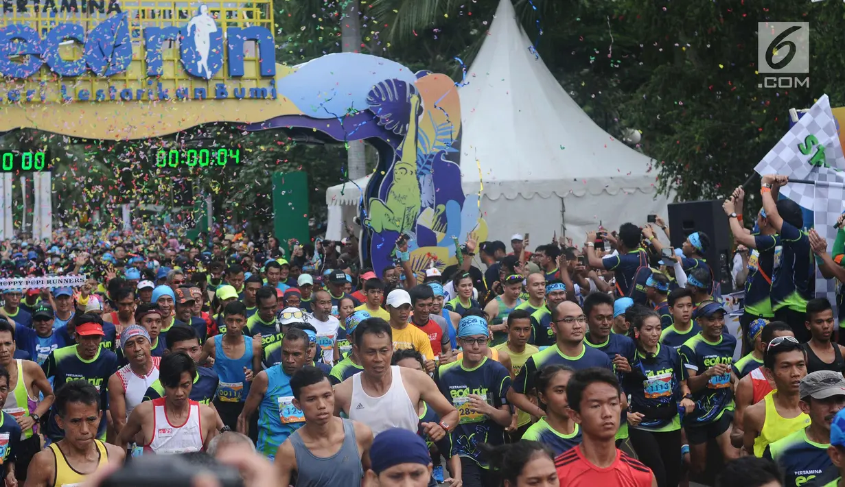 Pelari jarak 10 km melakukan start lomba Pertamina Eco Run 2017 di Pantai Karnaval Ancol, Jakarta, Sabtu (16/12). Pertamina Eco Run 2017 diikuti ribuan pelari dari tiga kategori, yakni master, umum dan pelajar. (Liputan6.com/Helmi Fithriansyah)