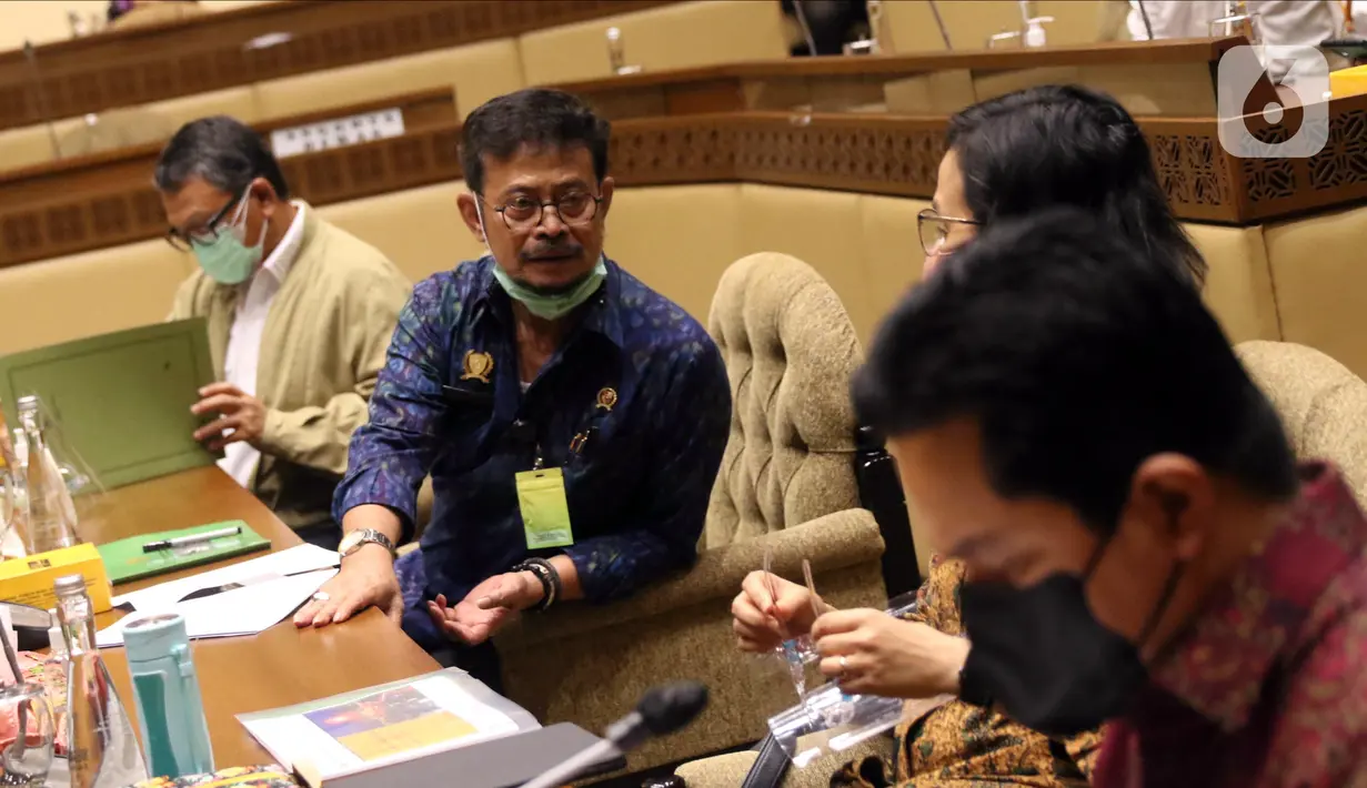(kanan ke kiri) Menteri BUMN Erick Thohir, Menteri Keuangan Sri Mulyani Indrawati, Menteri Pertanian Syahrul Yasin Limpo, dan Menteri ESDM Arifin Tasrif rapat konsultasi dengan pimpinan DPR membahas masalah pupuk subsidi di Kompleks Parlemen, Jakarta, Selasa (9/2/2021). (Liputan6.com/Angga Yuniar)