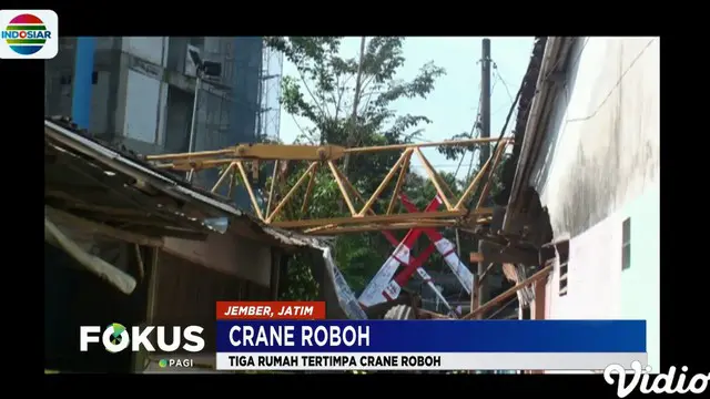 Insiden robohnya crane juga menyebabkan seorang warga mengalami luka di kepala.