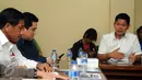 Chief de Mission (CDM), Raja Sapta Oktohari (kanan) memberikan keterangan saat rapat bersama Satlak Prima, KOI dan Kemenpora di Jakarta, Rabu (2/12/2015). Rapat membahas persiapan jelang Olimpiade Rio de Janeiro 2016. (Liputan6.com/Helmi Fithriansyah)