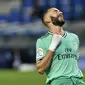 Pemain Real Madrid Karim Benzema melakukan selebrasi usai mencetak gol ke gawang Real Sociedad pada pertandingan La Liga di Stadion Anoeta, San Sebastian, Spanyol, Minggu (21/6/2020). Real Madrid memuncaki klasemen sementara La Liga usai mengalahkan Real Sociedad 2-1. (AP Photo/Alvaro Barrientos)