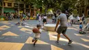 Seorang anak bermain dengan ayahnya di pusat kota Barcelona, Spanyol (25/6/2020). Spanyol telah memasuki tatanan "Normal Baru" pada 21 Juni, dengan mengizinkan kembali warga untuk bebas bepergian di seluruh wilayah negara tersebut. (Xinhua/Balai Kota Barcelona)