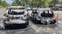 Dua buah mobil terbakar keseluruhan saat sedang parkir di The Breeze Waterpark Jalan Lingkar Utara Kelurahan Guntung Payung Kecamatan Landasan Ulin Kota Banjarbaru Kalimantan Selatan.
