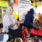 Nampak Wakil Ketua Persatuan Wanita Petra (PWP) Tingkat Pusat PT PGE Ira Eko Agung, tengah mendapatkan pengarahan cara mengolah dan mendaur ulang sampah plastik di Desa Cinta, Garut, Jawa Barat (Liputan6.com/Jayadi Supriadin)