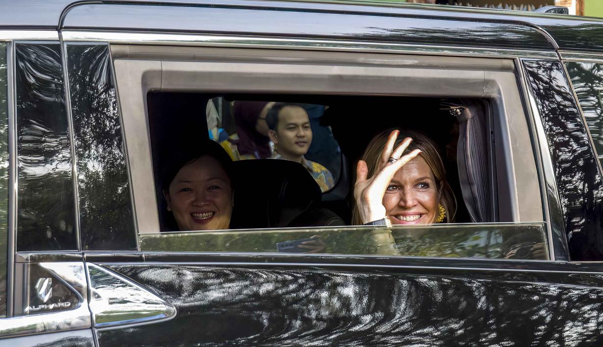 Kehadiran Ratu Maxima di Solo diharapkan dapat menjadi momentum emas untuk mempromosikan wisata batik dan budaya lokal di kancah internasional. Tampak dalam foto, Ratu Maxima dari Belanda, dalam kapasitasnya sebagai Advokat Khusus Sekretaris Jenderal PBB untuk Keuangan Inklusif untuk Pembangunan (UNSGSA), melambaikan tangan saat tiba di Kampung Batik Laweyan di Surakarta, Jawa Tengah, pada Selasa 25 November 2025. (DEVI RAHMAN/AFP)