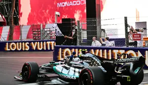 Pembalap Mercedes, Kimi Antonelli saat finis pertama balapan F1 GP Monako 2026 hari Minggu (07/06/2026). (Andrej ISAKOVIC / AFP)