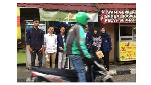 Momen Lucu Kendaraan Lewat Saat Foto Bersama Ini Bikin Tepuk Jidat