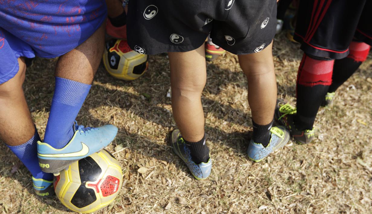 Para anak didik mendengarkan instruksi saat mengikuti pelatihan bersama Rahmad Darwaman di Lembaga Pemasyarakatan Anak Tangerang, Banten, Senin (26/8). Latihan ini dalam rangka rencana pembuatan film. (Bola.com/Vitalis Yogi Trisna)