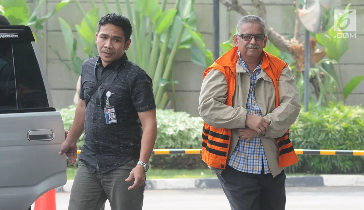 Direktur Utama PT PLN nonaktif Sofyan Basir tiba untuk menjalani pemeriksaan oleh penyidik di Gedung KPK. Jakarta, Selasa (11/6/2019). Sofyan Basir diperiksa sebagai tersangka terkait menerima suap dalam pembangunan proyek PLTU Riau-1. (merdeka.com/Dwi Narwoko)