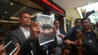 Kuasa hukum Ronny Yuniarto, Febby Sagita menunjukkan gambar mobil yang diduga milik anggota Komisi III DPR Herman Hery usai membuat laporan penganiayaan di Polres Metro Jakarta Selatan, Kamis (21/6). (Merdeka.com/Imam Buhori)