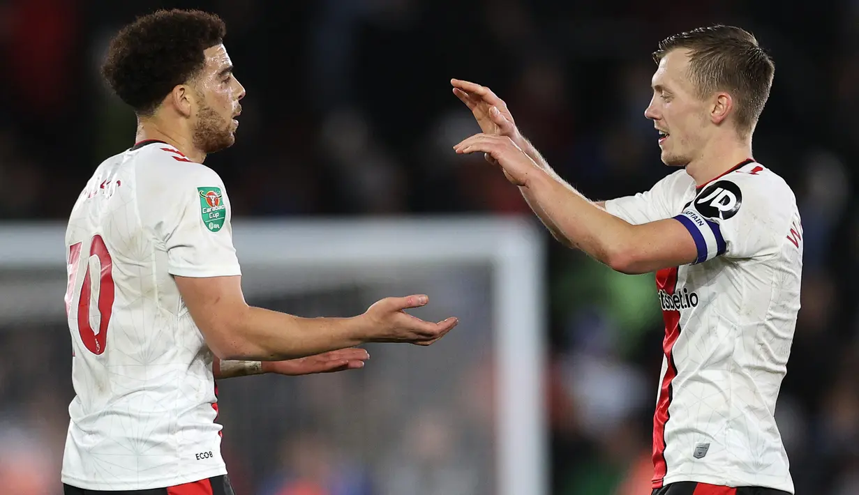 Selebrasi gelandang Southampton, Che Adams (kiri) bersama rekannya James Ward-Prowse setelah mencetak gol ke gawang Manchester City pada laga perempatfinal Carabao Cup 2022/2023 di St Mary's Stadium, Southampton (11/1/2023). Che Adams total mencetak 5 gol dari 5 penampilan. Southampton yang mulai berlaga dari putaran kedua harus terhenti langkahnya di babak semifinal yang digelar dua leg dengan dengan hasil dua kali kalah, 0-1 dan 1-2. (AFP/Adrian Dennis)