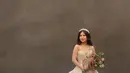 Sementara saat resepsi pernikahan, ia tampil dengan ball gown warna putih model tube dari Sebastian Gunawan. [@irene.sidharta]