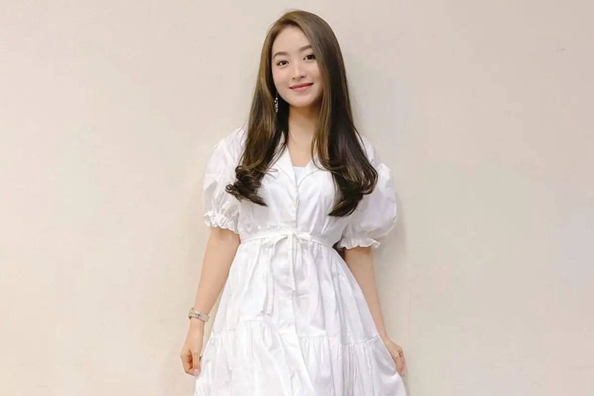 FOTO: Gaya Natasha Wilona Pakai Simple Dress, Tampil Menawan