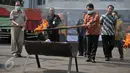 Petugas memusnahkan obat ilegal dalam operasi Storm VI tahun 2015 di kantor BPOM, Jakarta, Selasa (27/10/2015). BPOM memusnahkan produk obat dan kosmetika ilegal sebanyak 3.671 buah senilai Rp 20,8 miliar. (Liputan6.com/Gempur M Surya)