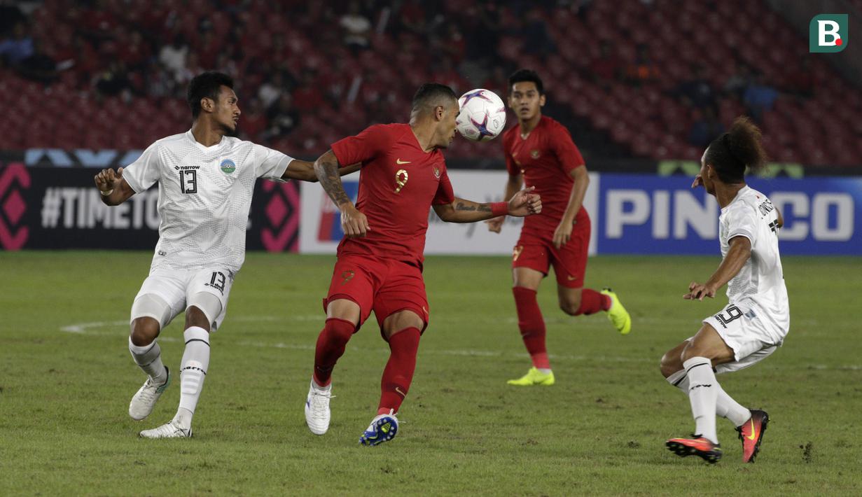 Striker Timnas Indonesia, Beto Goncalves, berusaha mengontrol bola saat melawan Timor Leste pada laga Piala AFF 2018 di SUGBK, Jakarta, Selasa (13/11). (Bola.com/Yoppy Renato)