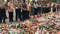 Ribuan botol miras dari berbagai merek dimusnahkan di halaman Mapolda Jambi. (Dok. Polda Jambi/B Santoso)