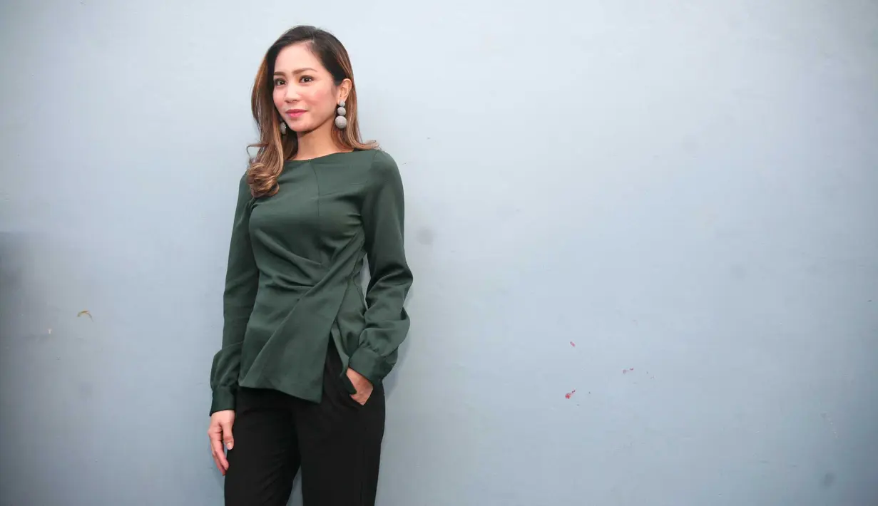 "Aduh rahasia dong (soal waktu menikah), yang penting kan udah go public ya udah bilang oke aku ada suami dan anak-anak," ujar Bunga Zainal. Dari pernikahannya, anak pertamanya telah berusia tujuh tahun, dan yang kedua lima tahun.(Nurwahyunan/Bintang.com)