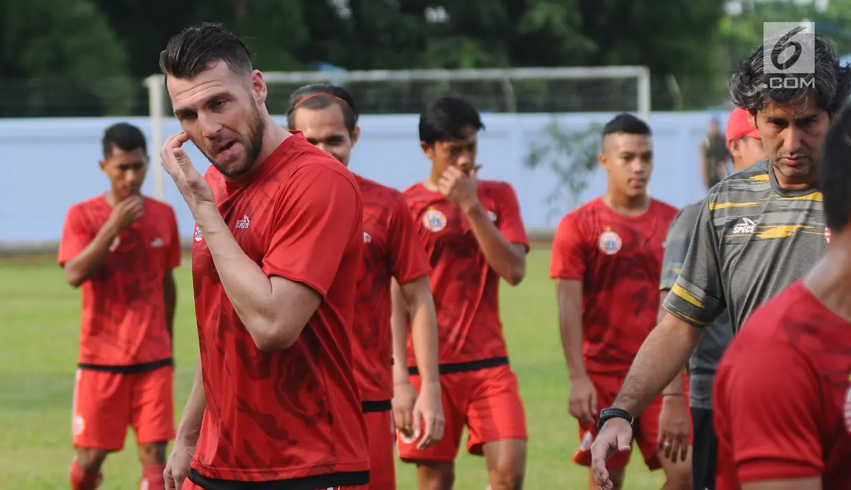 Pemain asing Persija asal Kroasia, Marko Simic (kiri) disela-sela latihan di Lapangan Sutasoma, Halim Perdanakusuma, Jakarta, Jumat (29/12). Musim lalu, Simic mengoleksi sembilan gol. (Liputan6.com/Helmi Fithriansyah)