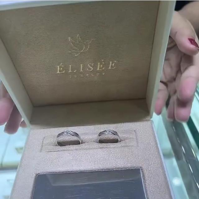 6 Potret Detail Cincin Pernikahan Venna Melinda, Mewah Berlapis Berlian