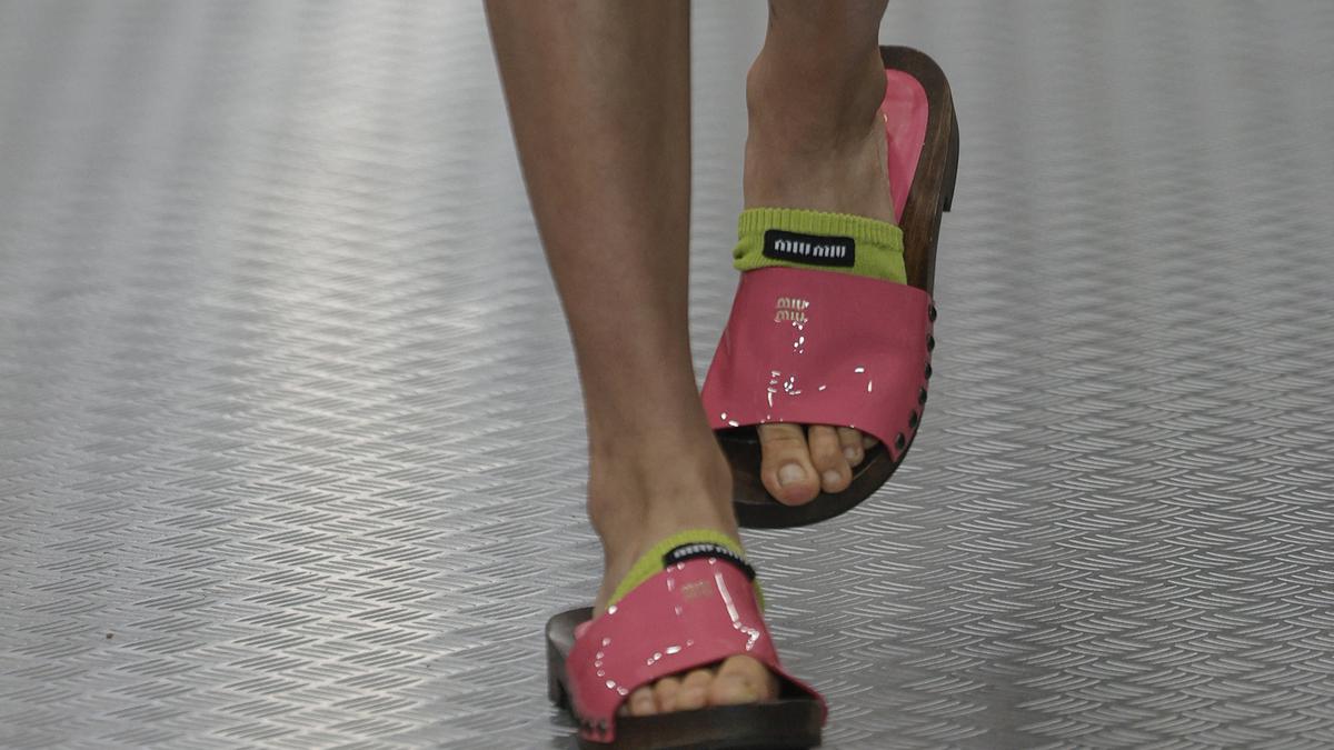 8 Tren Sandal Musim Panas, Alas Kaki Cantik dari Flip Flop hingga Jelly