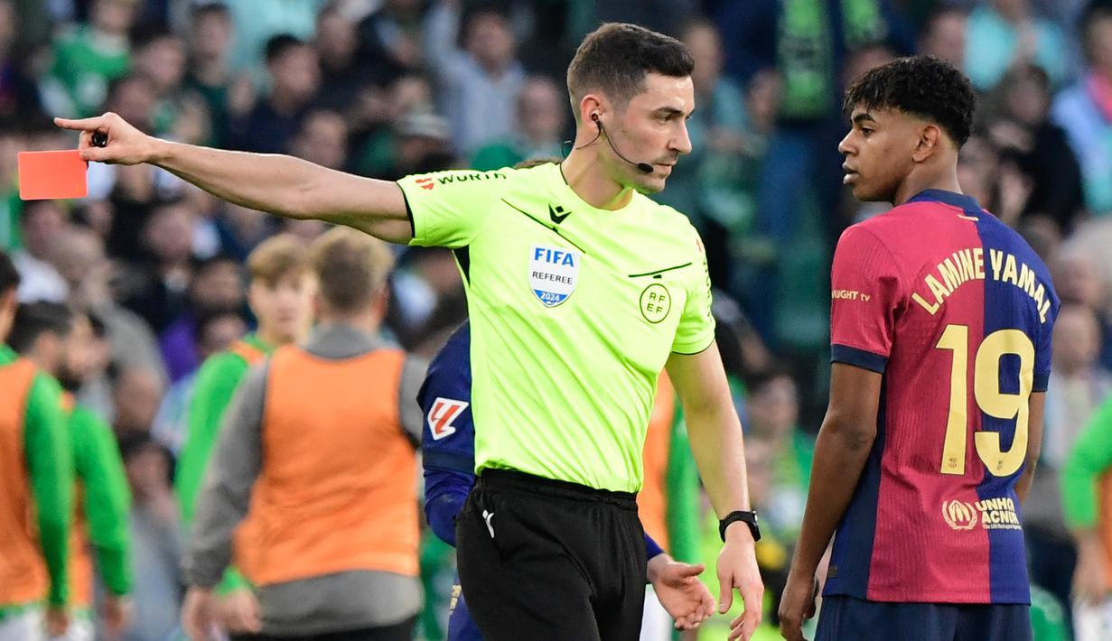 Pada pertandingan di Stadion Benito Villamarin, Sabtu (7/12/2024) malam WIB, Barca harus rela berbagi angka dengan tim tuan rumah. Gol Assane Diao di akhir injury time, memaksa permainan berakhir sama kuat 2-2. (AFP/Cristina Quicler)