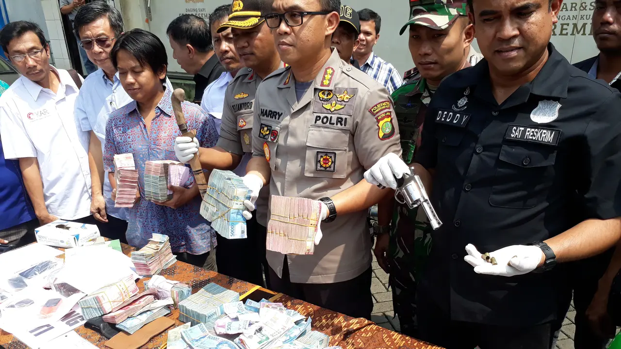 Uang tunai yang diperkirakan mencapai Rp 700 juta serta senjata api rakitan, diamankan petugas polisi di Rumah Pemotongan Hewan (RPH) Karawaci, Kecamatan Cibodas Kota Tangerang, Jumat (10/8/2018). Dua pelaku pun ditembak polisi hingga tewas.