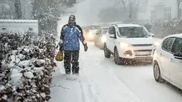 Seorang pria berjalan melewati salju tebal di Aalborg, Denmark, Selasa (27/2). Cuaca dingin di Siberia yang dijuluki "The Beast from the East" membuat suhu di sebagian Eropa menurun. (AFP PHOTO/Scanpix DAN Ritzau SCANPIX/Henning Bagger/Denmark OUT)