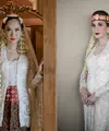 Di pernikahan ke-2 nya, BCL mengenakan kebaya kutubaru putih rancangan Didiet Maulana yang dipadukan obi merah dan kain batik coklat sebagai bawahan. Lengkap dengan veil panjang yang indah. [Foto: IG/Iluminen]