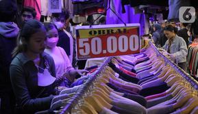 Para calon pembeli memilih pakaian impor bekas di Pasar Senen, Jakarta, Kamis (9/3/2023). Menteri Perdagangan Zulkifli Hasan mengatakan pemerintah tidak melarang bisnis baju bekas, tetapi impor baju bekas yang jadi produk bisnis thrifting jelas dilarang. (Liputan6.com/Faizal Fanani)