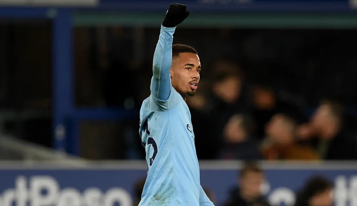Gabriel Jesus menutup kemenangan dengan gol keduanya di menit ke-90 pada laga lanjutan Premier League yang berlangsung di stadion Goodison Park, Liverpool, Kamis (7/2). Man City menang 2-0 atas Everton. (AFP/Paul Ellis)