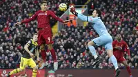 Kiper Southampton Alex McCarthy berusaha menangkap bola sundulan penyerang Liverpool, Roberto Firmino pada pertandingan Liga Inggris di Stadion Anfield, Sabtu (1/2/2020). Liverpool menang telak 4-0 atas Southampton. (AP Photo/Jon Super)