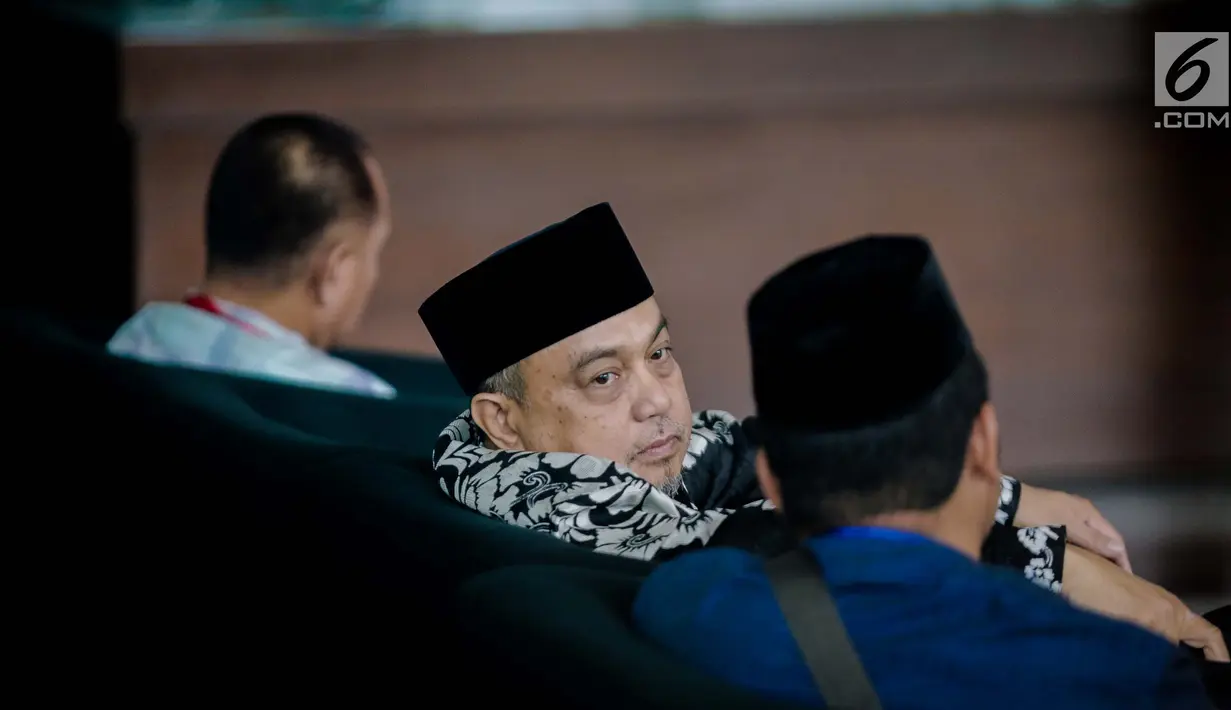 Politikus PKS, Tamsil Linrung berada di ruang tunggu Gedung KPK untuk menjalani pemeriksaan, Jakarta, Jumat (12/1). Tamsil akan diperiksa sebagai saksi untuk tersangka anggota DPR Fraksi Golkar Markus Nari terkait kasus E-KTP. (Liputan6.com/Faizal Fanani)