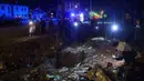 Permukiman warga sipil kembali menjadi sasaran serangan drone Rusia yang terjadi pada Kamis 16 April 2026 dini hari waktu setempat. Tampak dalam foto, warga melihat lubang tanah akibat serangan Rusia di permukiman penduduk, Kyiv, Ukraina, pada Kamis 16 April 2026. (AP Photo/Evgeniy Maloletka)