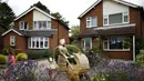 Sebuah orang-orangan sawah dari Pangeran George dan Putri Charlotte serta pengasuh mereka berdiri di sebuah taman saat Festival Scarecrow di Heather, Inggris, 28 Juli 2015. (REUTERS/Darren Staples)